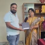 वैशाली नगर कन्या शाला की प्राचार्या संगीता सिंह बघेल ने किया शाला प्रबंधन एवं विकास समिति अध्यक्ष आलोक जैन का सम्मान